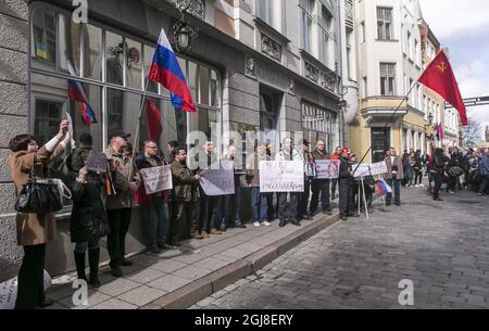 2014-04-12 heute Nachmittag, 12. April 2014, versammelten sich in Tallinn, Estland, ziemlich viele Menschen vor der russischen Botschaft, um ihre Unterstützung für die russische Bevölkerung und das Referendum auf der Krim zu zeigen. 30 gab etwa 40 bis`s Demonstranten, denen Georgis Bänder und russische Fahnen gegeben wurden. Einige der Demonstranten hielten Schilder Ã£Russen in Estland hoch! Lasst uns`s für unsere russischen Brüder in UkraineÃ’ und Ã£Russland aufstehen! Wir sind als oneÃ’ etc. Die rote Flagge wurde während der Demonstration in Talinn, Pikk Street gezeigt und es dauerte etwa eineinhalb Stunden. Nach Angaben der Polizei dort wir Stockfoto